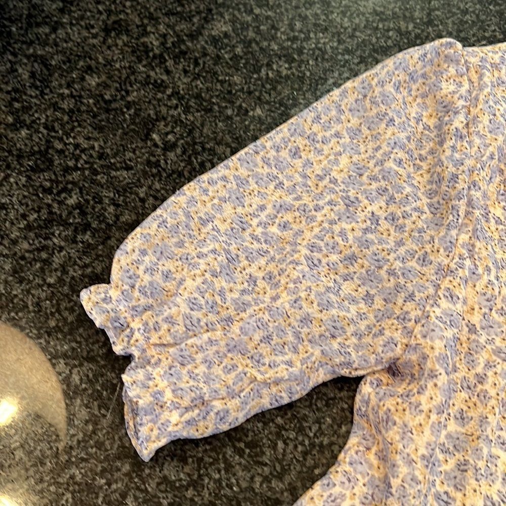 Cute MELLODAY FLORAL TOP in blues and yellow size small new never worn - Picture 4 of 9